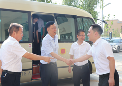 省政協(xié)副主席魏增軍一行青創(chuàng)協(xié)會(huì)委員工作室調(diào)研指導(dǎo)工作。安康市政協(xié)主席周建功、安康市委常委、副市長(zhǎng)陳暉陪同調(diào)研