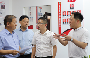 安康市政協(xié)黨組書(shū)記、主席調(diào)研指導(dǎo)青創(chuàng)協(xié)會(huì)委員工作室，市政協(xié)委員、公司總經(jīng)理李德奎做匯報(bào)介紹