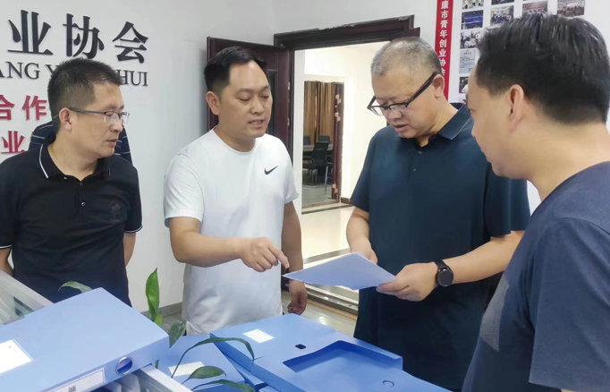 安康市政協(xié)秘書長丁關軍，副秘 書長、辦公室主任蔣軍調研指導青 創(chuàng)協(xié)會委員工作室，市政協(xié)委員、 公司總經理李德奎做匯報介紹